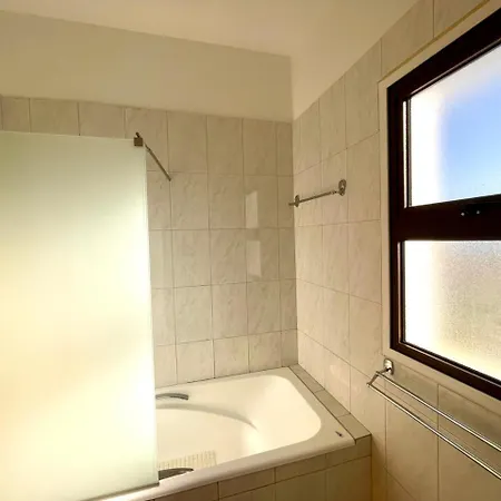 Sunny Pool House Nyaraló