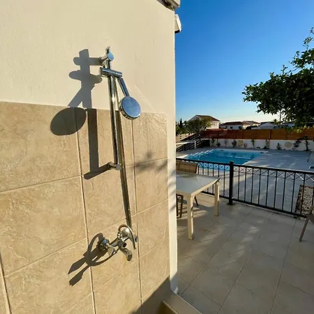 Sunny Pool House Nyaraló Píla