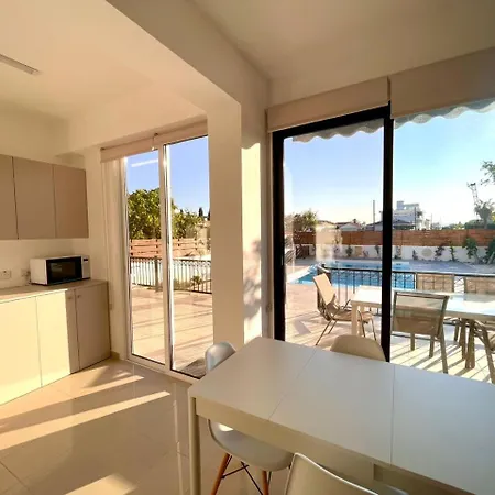 Sunny Pool House *