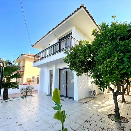 Sunny Pool House Píla