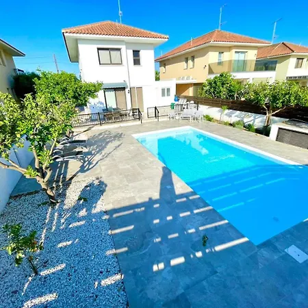 Sunny Pool House Nyaraló