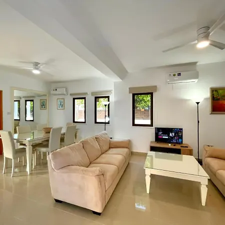 Case de vacanță Sunny Pool House Pyla