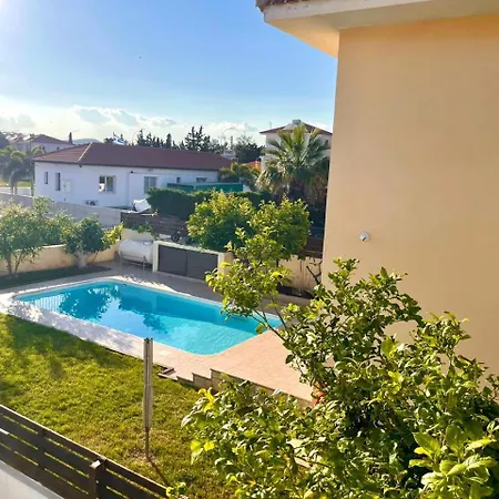 Sunny Pool House Nyaraló